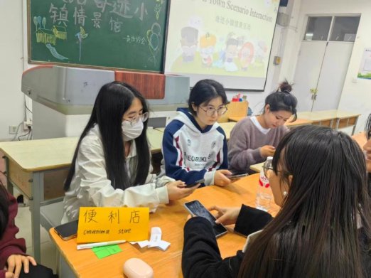 一群人坐在桌子前

AI 生成的内容可能不正确。
